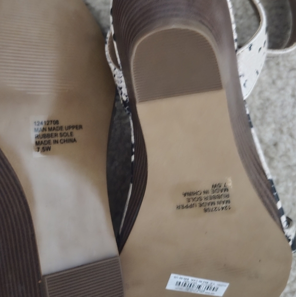 Torrid Snakeskin Wedges Size 7.5 Wide - Picture 4 of 4